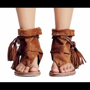 Caramel colored free people suede thong slouchy sandals with fridge ties size 39